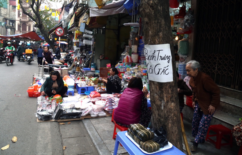 hang tet chiem het via he ha noi duoi nguoi di bo xuong long duong