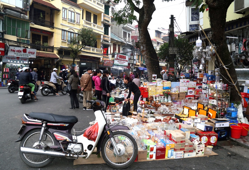 hang tet chiem het via he ha noi duoi nguoi di bo xuong long duong