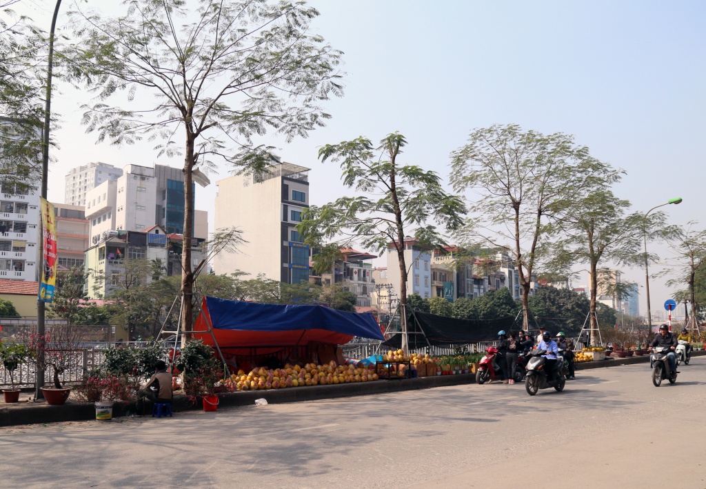 hang tet chiem het via he ha noi duoi nguoi di bo xuong long duong