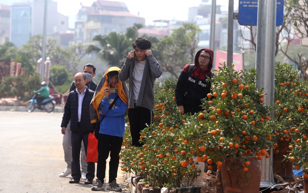 hang tet chiem het via he ha noi duoi nguoi di bo xuong long duong