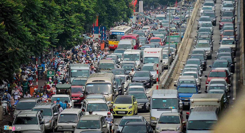 ha noi un tac tu sang toi toi nguoi dan ra duong danh vat voi xe co