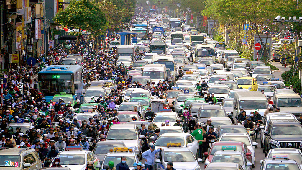 ha noi un tac tu sang toi toi nguoi dan ra duong danh vat voi xe co