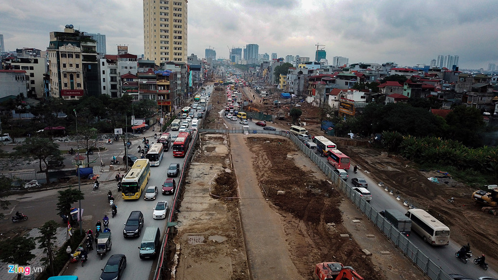 ha noi un tac tu sang toi toi nguoi dan ra duong danh vat voi xe co