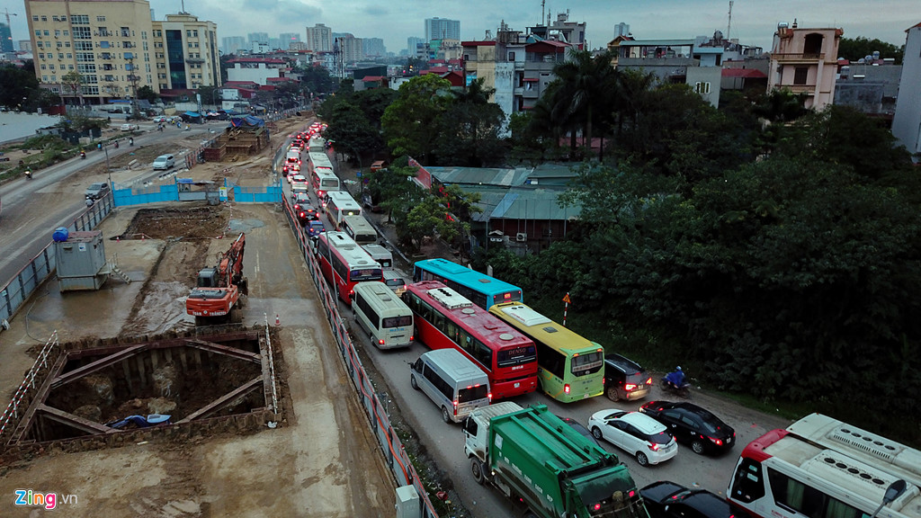 ha noi un tac tu sang toi toi nguoi dan ra duong danh vat voi xe co