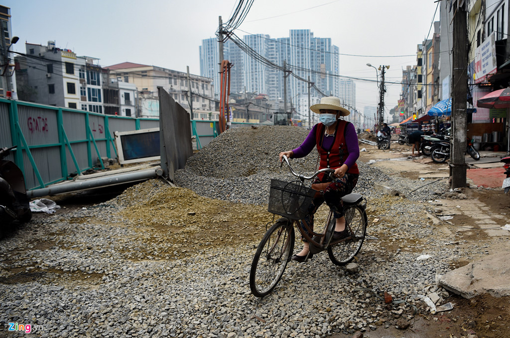 ha noi un tac tu sang toi toi nguoi dan ra duong danh vat voi xe co
