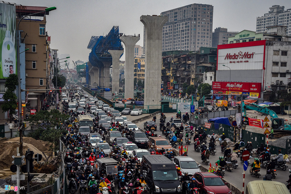 ha noi un tac tu sang toi toi nguoi dan ra duong danh vat voi xe co