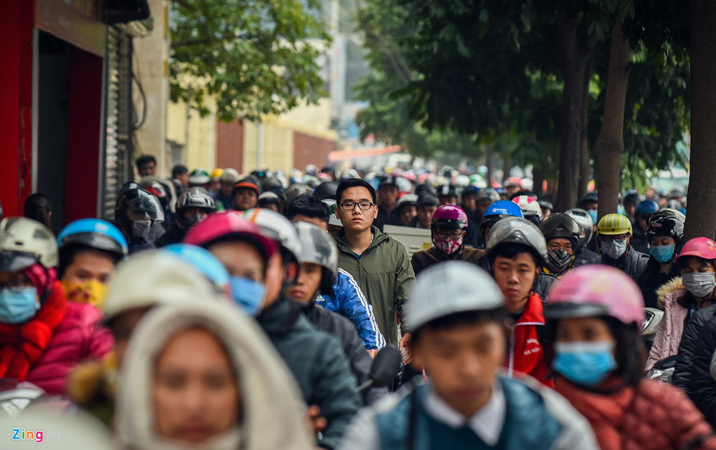 ha noi un tac tu sang toi toi nguoi dan ra duong danh vat voi xe co