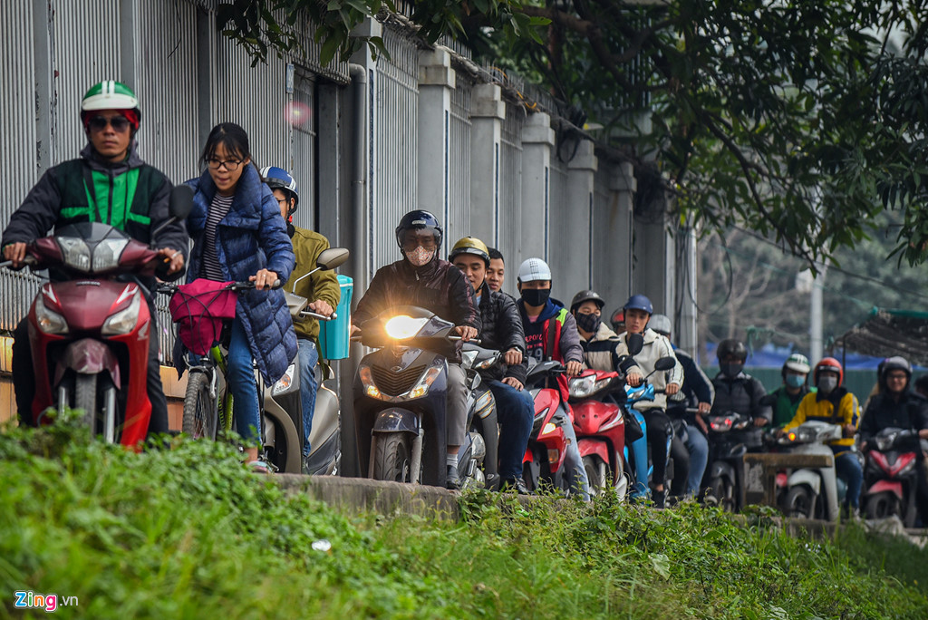 ha noi un tac tu sang toi toi nguoi dan ra duong danh vat voi xe co