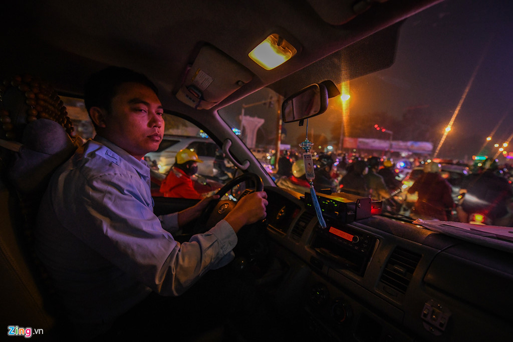 ha noi un tac tu sang toi toi nguoi dan ra duong danh vat voi xe co