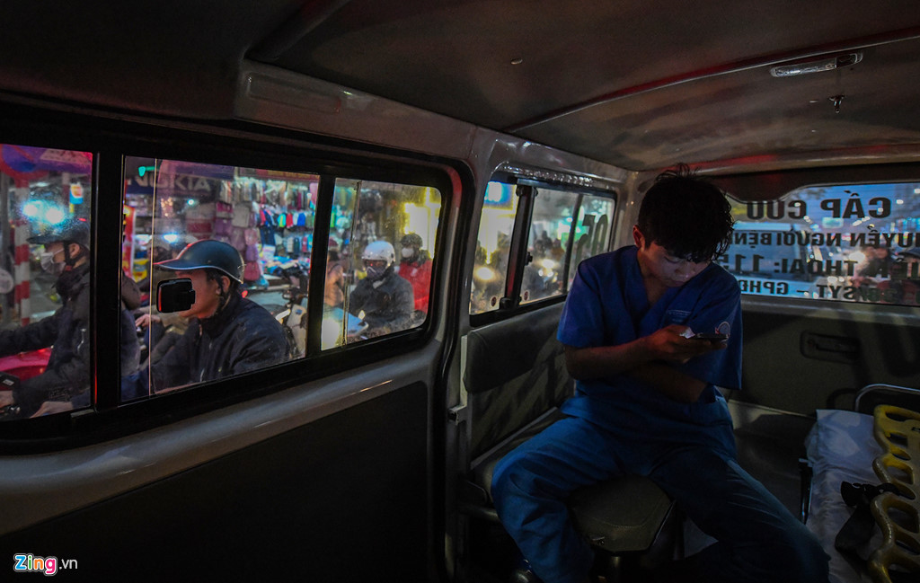 ha noi un tac tu sang toi toi nguoi dan ra duong danh vat voi xe co
