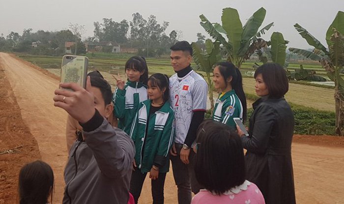 xuan manh mong mau co tien thuong tra no cho bo me