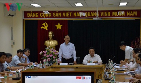 han che dua don nguoi than trong san bay dip tet