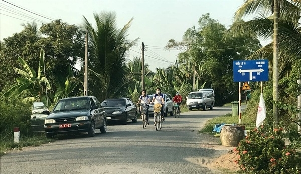 can bo huyen ga con gan 1300 nguoi den du