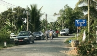 bi thu vinh long kiem diem vu xe cong cho can bo di an cuoi