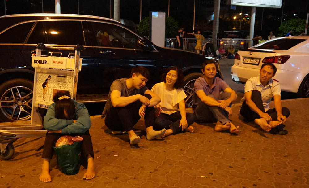 giua dem ngan nguoi chen chan o tan son nhat don viet kieu