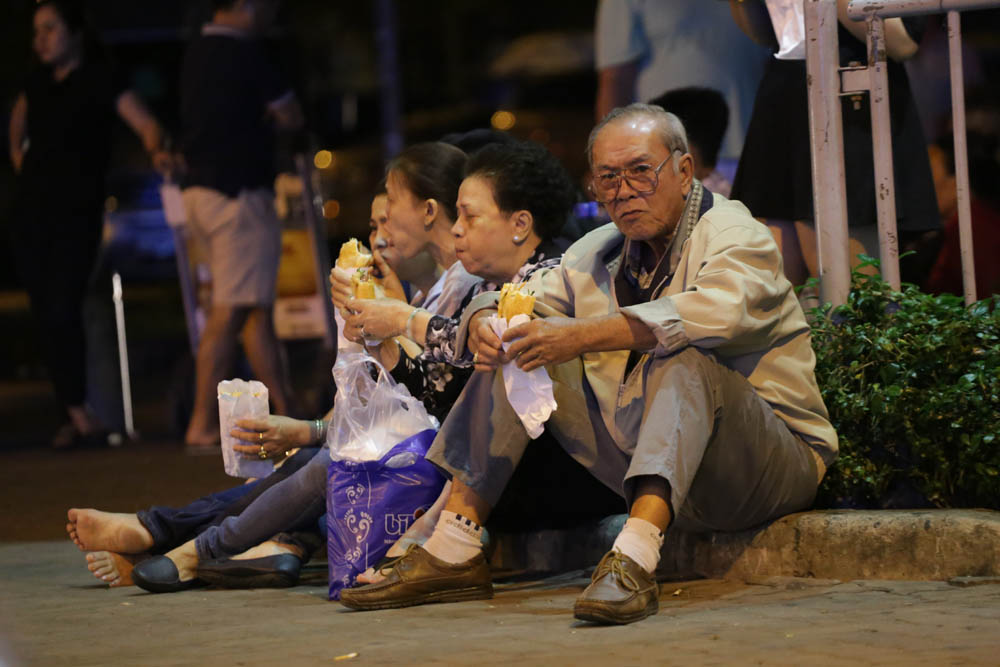 giua dem ngan nguoi chen chan o tan son nhat don viet kieu