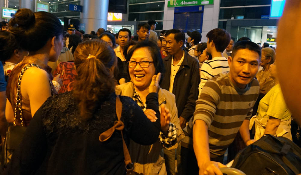 giua dem ngan nguoi chen chan o tan son nhat don viet kieu