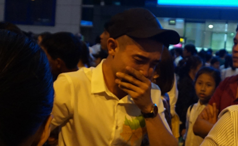 giua dem ngan nguoi chen chan o tan son nhat don viet kieu