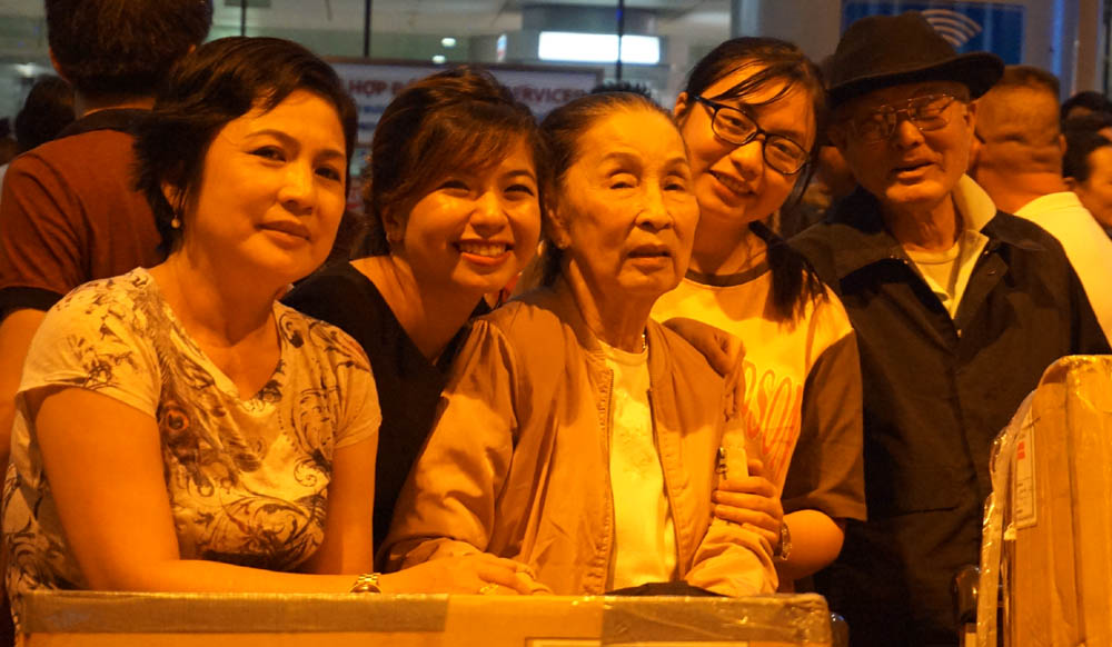giua dem ngan nguoi chen chan o tan son nhat don viet kieu