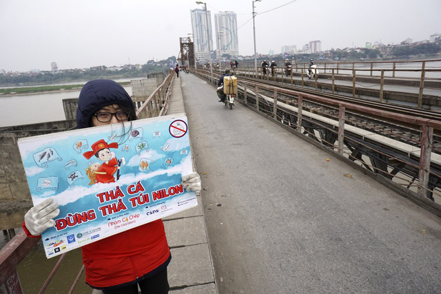 ha noi ca chep du day xuong song hong trong ngay tien ong cong ong tao