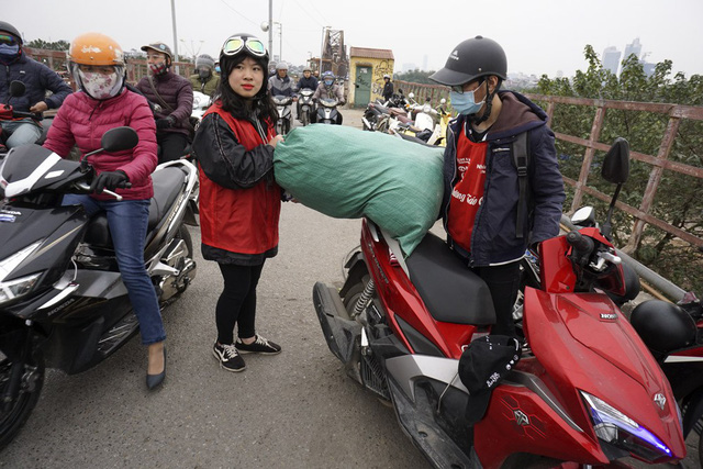 ha noi ca chep du day xuong song hong trong ngay tien ong cong ong tao