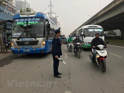 Sẽ xử lý xe ‘nhồi nhét’ khách, sân bay tăng thêm điểm đỗ máy bay