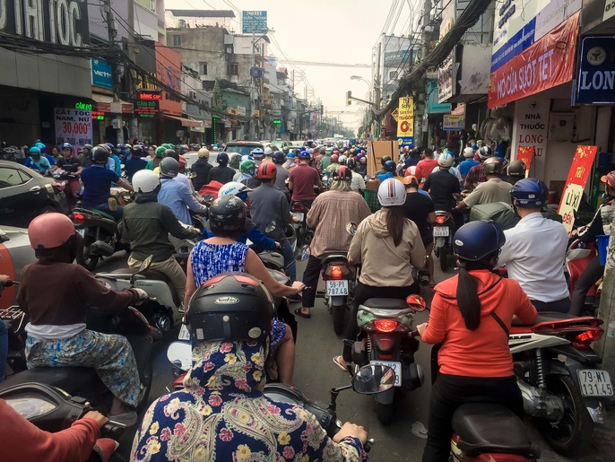 tp hcm un tac kinh hoang bien nguoi chon chan ngay dua ong tao