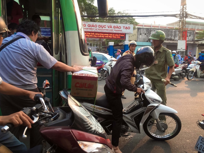 tp hcm un tac kinh hoang bien nguoi chon chan ngay dua ong tao