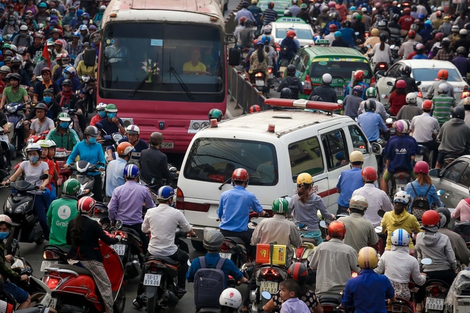 tp hcm un tac kinh hoang bien nguoi chon chan ngay dua ong tao