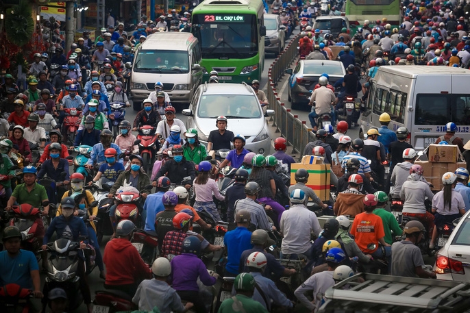 tp hcm un tac kinh hoang bien nguoi chon chan ngay dua ong tao