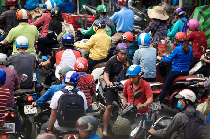 tp hcm un tac kinh hoang bien nguoi chon chan ngay dua ong tao