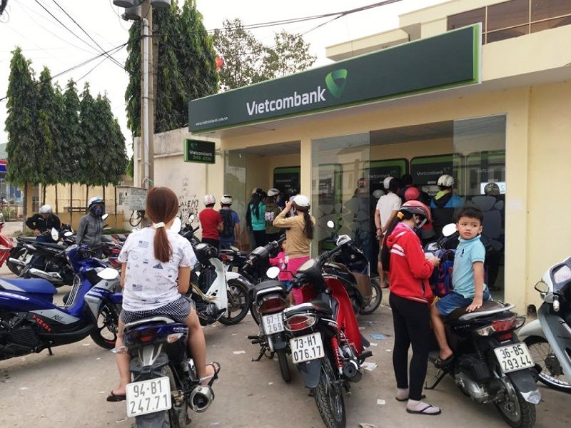 kho so xep hang rut tien o cay atm nhung ngay giap tet