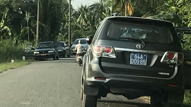 kiem diem lanh dao huyen vu can bo dung xe cong di an cuoi