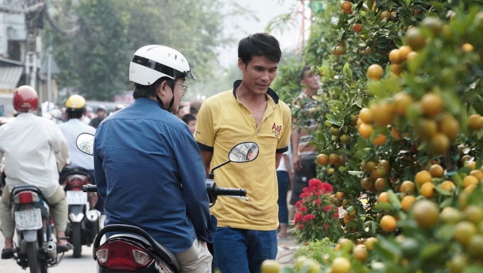 khach tay thay bat ngo vi canh cho hoa tren song giua sai gon