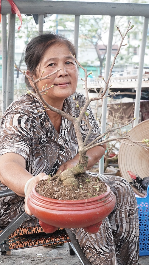 khach tay thay bat ngo vi canh cho hoa tren song giua sai gon