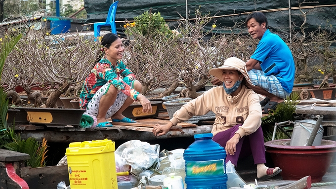 khach tay thay bat ngo vi canh cho hoa tren song giua sai gon