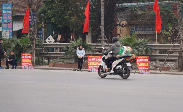 bao hiem 20000 dong tran xuong long duong don nguoi di xe may ve que an tet