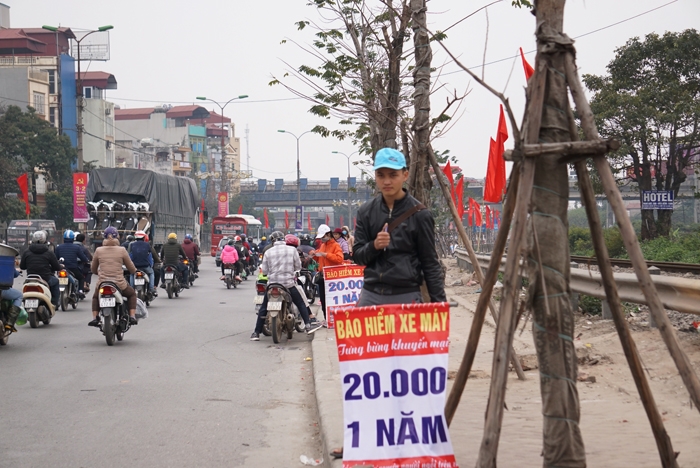 bao hiem 20000 dong tran xuong long duong don nguoi di xe may ve que an tet