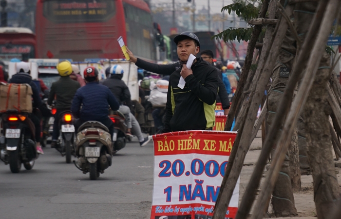 bao hiem 20000 dong tran xuong long duong don nguoi di xe may ve que an tet