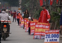 nguoi ha noi ru nhau goi luoc banh chung don tet ngay tren pho