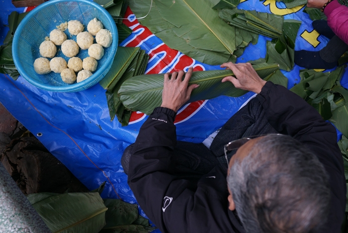 nguoi ha noi ru nhau goi luoc banh chung don tet ngay tren pho