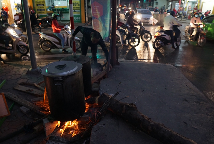 nguoi ha noi ru nhau goi luoc banh chung don tet ngay tren pho