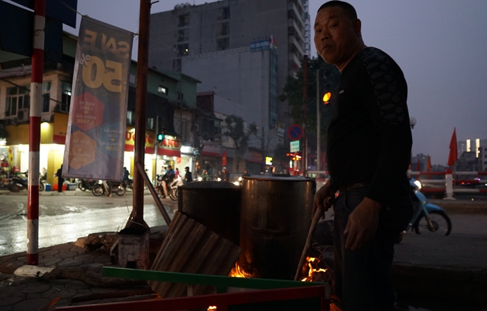 nguoi ha noi ru nhau goi luoc banh chung don tet ngay tren pho