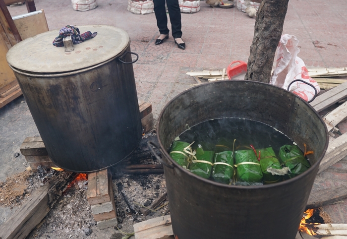 nguoi ha noi ru nhau goi luoc banh chung don tet ngay tren pho