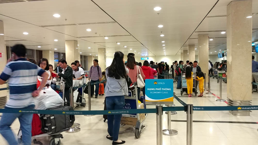 suot dem vat vo o tan son nhat cho chuyen bay ve que don tet