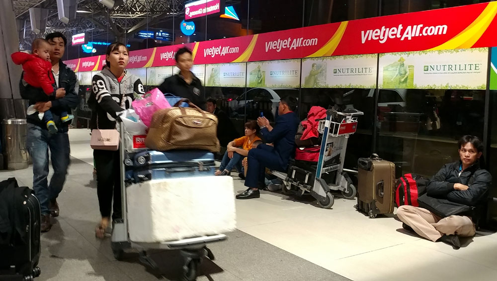 suot dem vat vo o tan son nhat cho chuyen bay ve que don tet