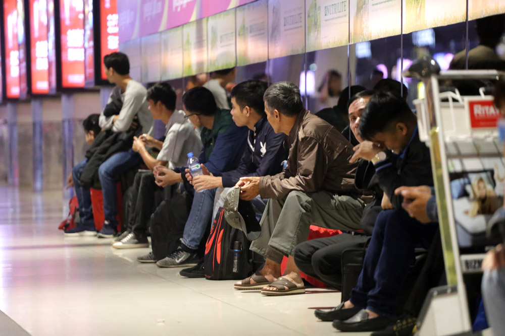 suot dem vat vo o tan son nhat cho chuyen bay ve que don tet