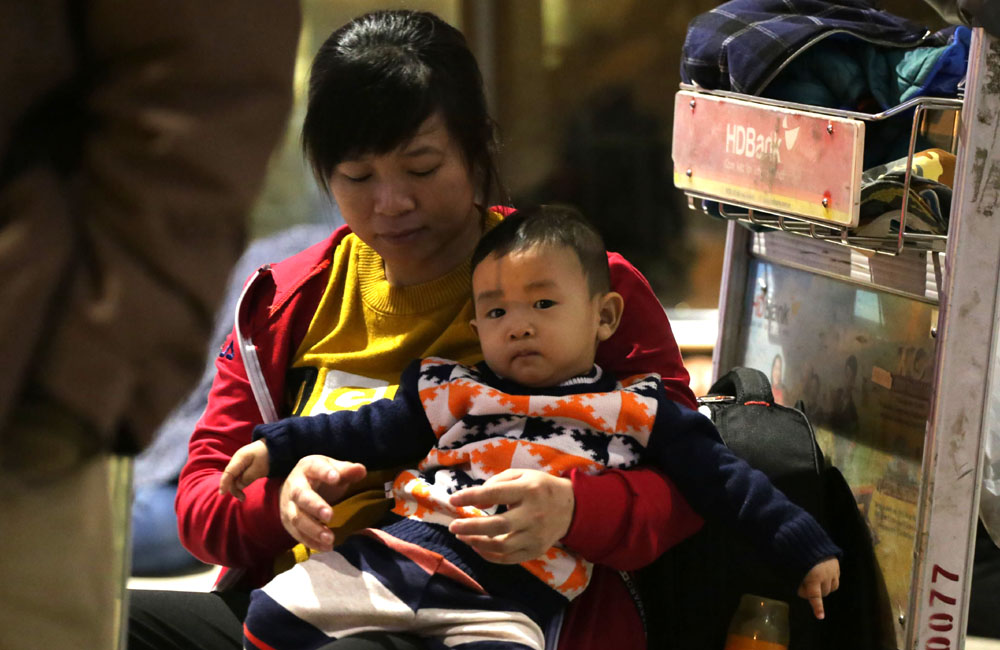suot dem vat vo o tan son nhat cho chuyen bay ve que don tet