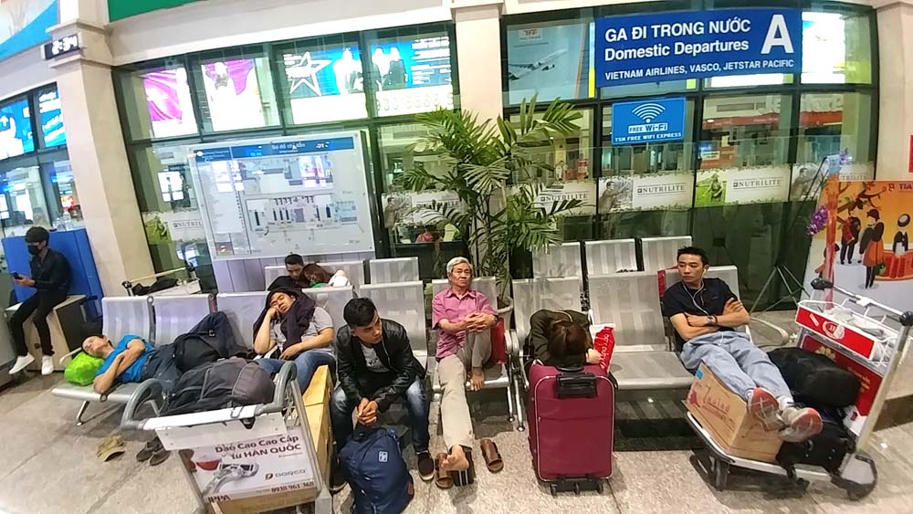 suot dem vat vo o tan son nhat cho chuyen bay ve que don tet