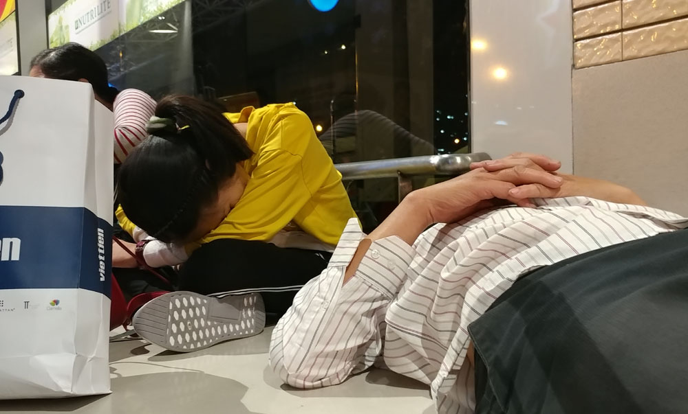 suot dem vat vo o tan son nhat cho chuyen bay ve que don tet